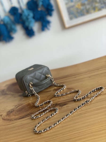  Handbag  Chanel  81189  size 10  7  9 cm