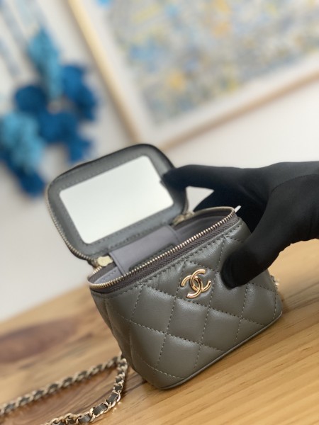  Handbag  Chanel  81189  size 10  7  9 cm