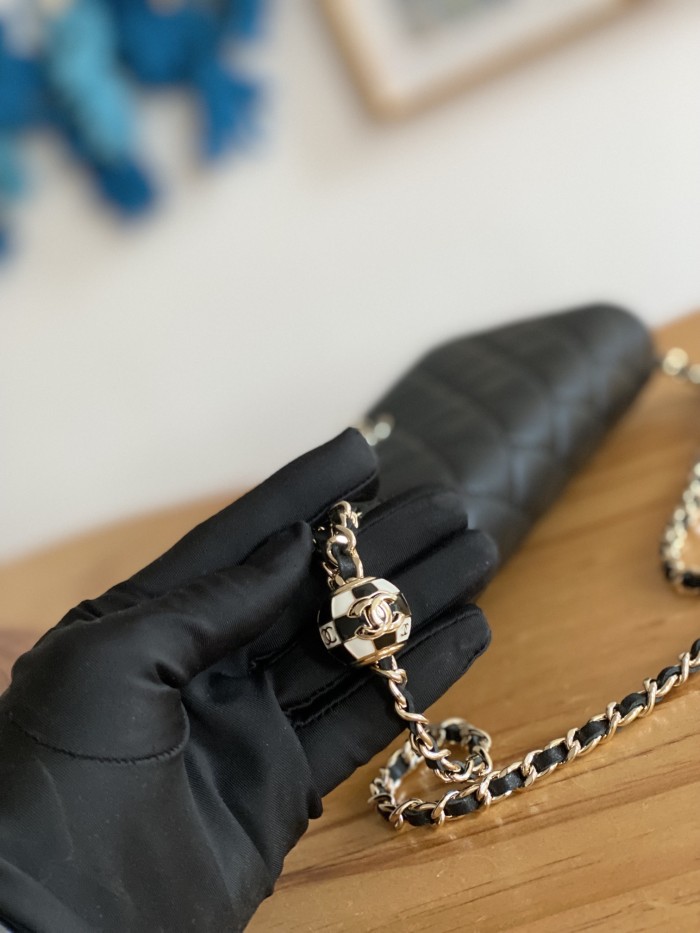 Handbag  Chanel 81240 size  19 cm