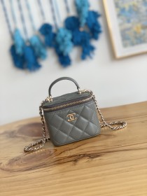  Handbag  Chanel  81189  size 10  7  9 cm