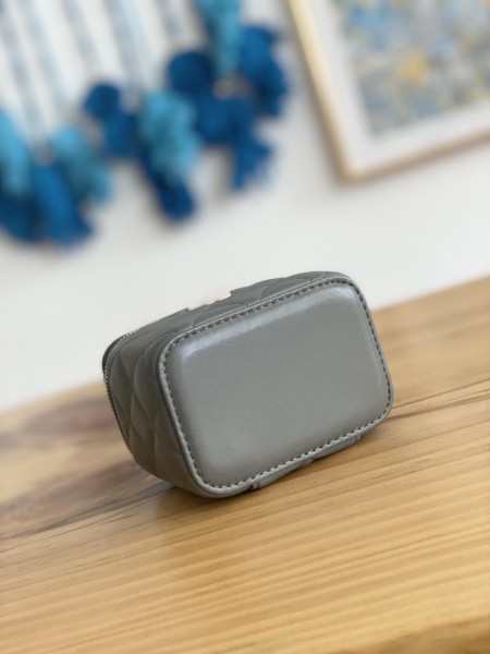  Handbag  Chanel  81189  size 10  7  9 cm