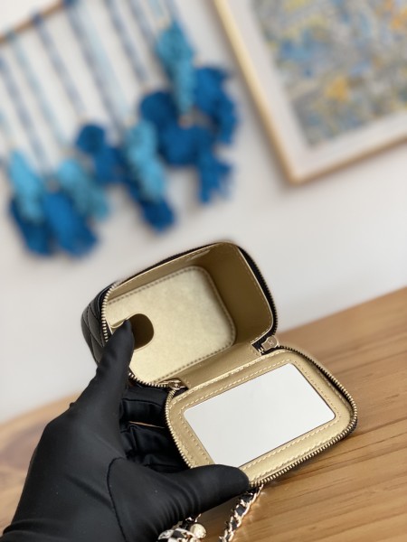 Handbag  Chanel 81241 size  10.5  8.5  7 cm