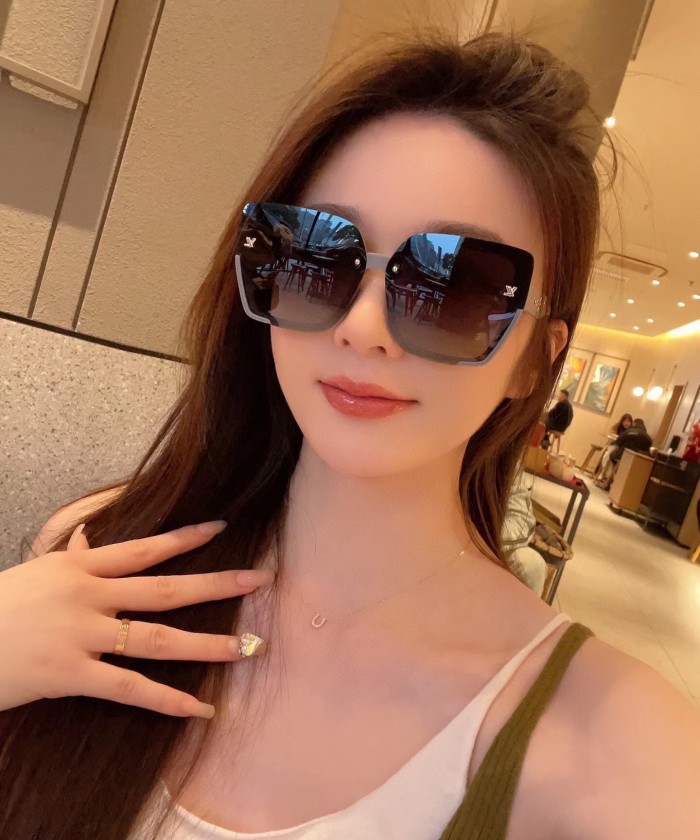 Sunglasses Louis Vuitton L1047