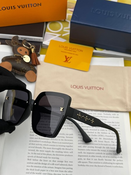 Sunglasses Louis Vuitton L1047
