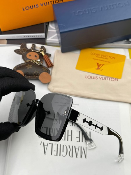 Sunglasses Louis Vuitton L5221