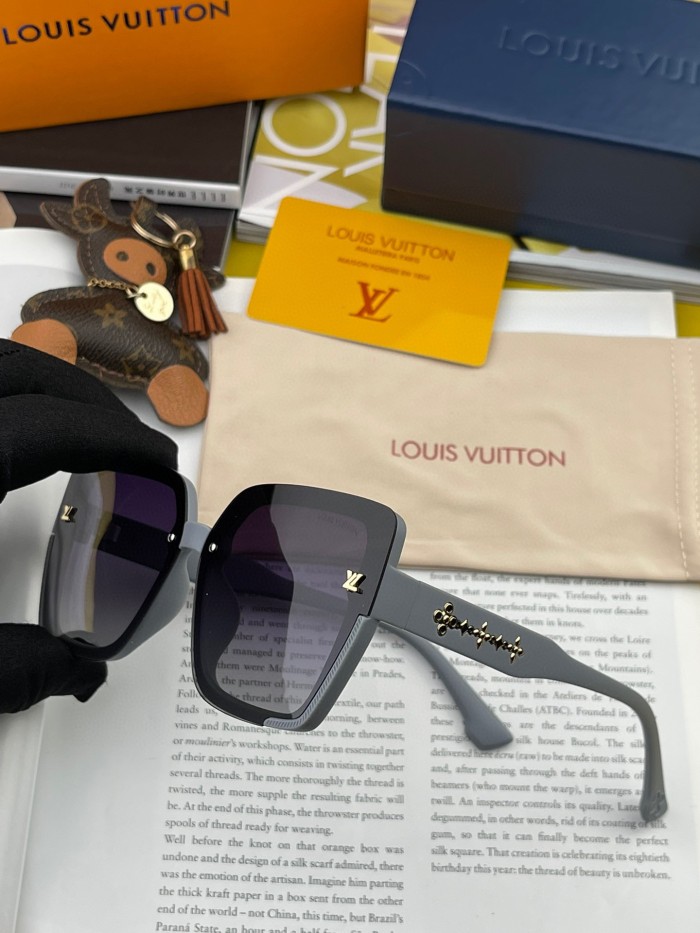 Sunglasses Louis Vuitton L1047