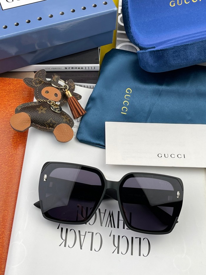 Sunglasses Gucci G7147