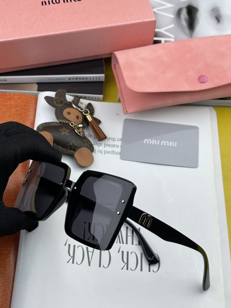 sunglasses Miu Miu MM1045