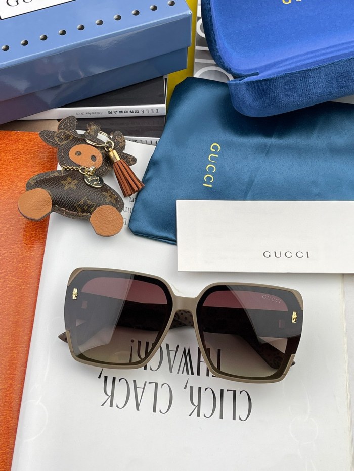 Sunglasses Gucci G7147
