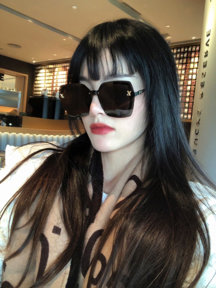 Sunglasses Louis Vuitton L658