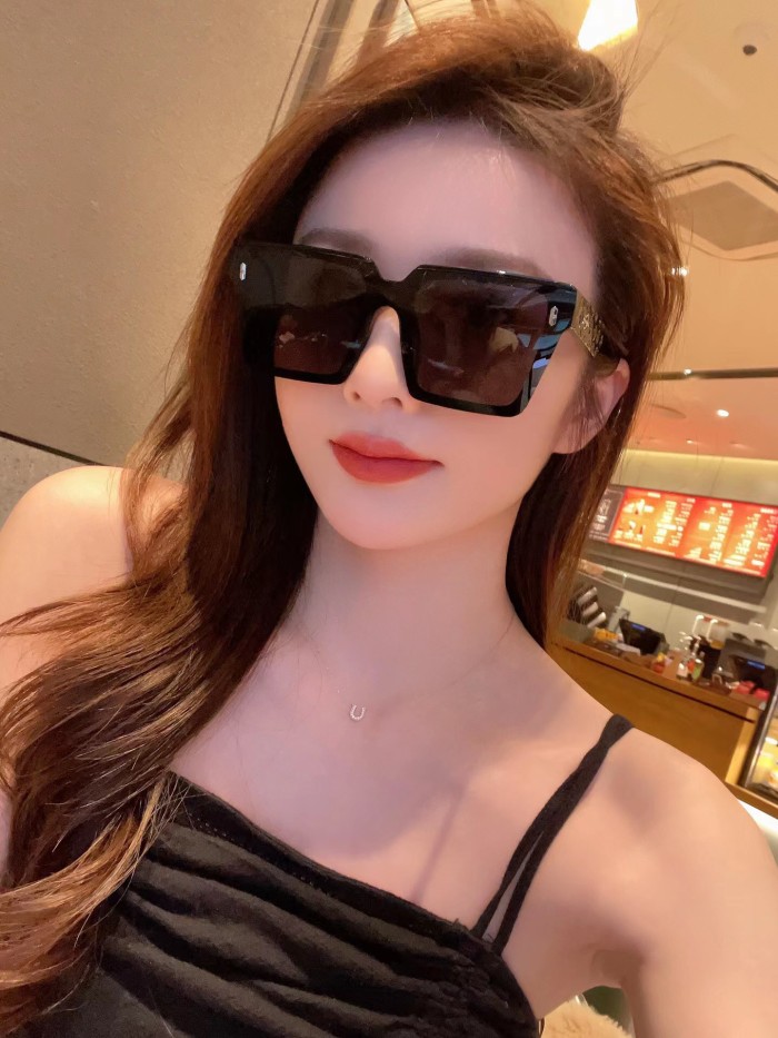 Sunglasses Louis Vuitton L1211