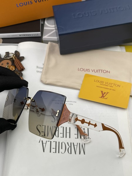Sunglasses Louis Vuitton L5798