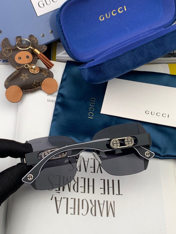 Sunglasses Gucci G0296