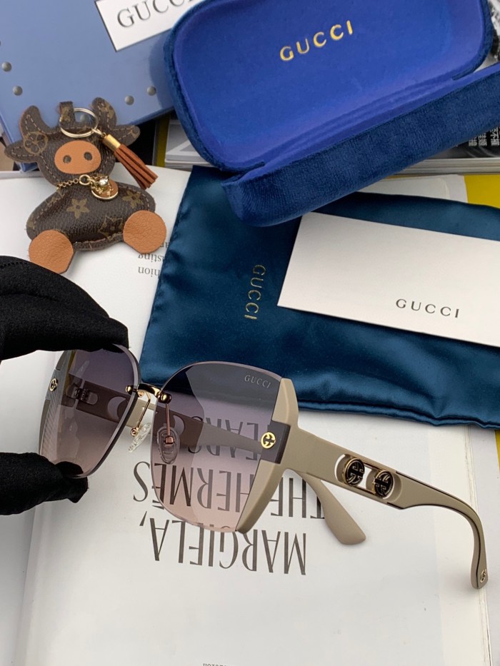 Sunglasses Gucci G0296