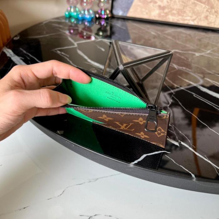 Handbag Louis Vuitton M81627 size 8*14.5*1 cm