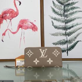 Handbag Louis Vuitton M69794 size 19.5 x 10.5 x 2.5 cm