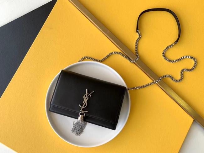 Handbags SAINT LAURENT 452159 size 19x12.5x4 cm