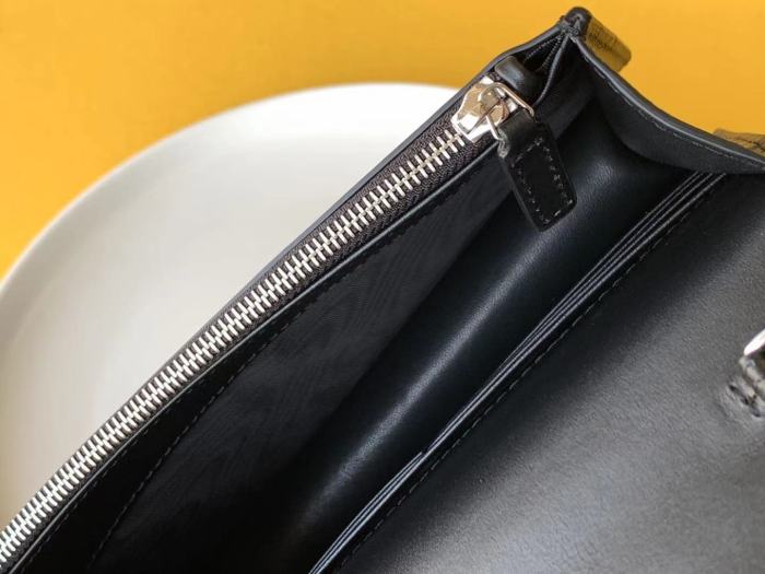 Handbags SAINT LAURENT 452159 size 19x12.5x4 cm