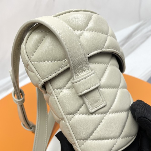 Handbags SAINT LAURENT 710080 size 19×15×8 cm