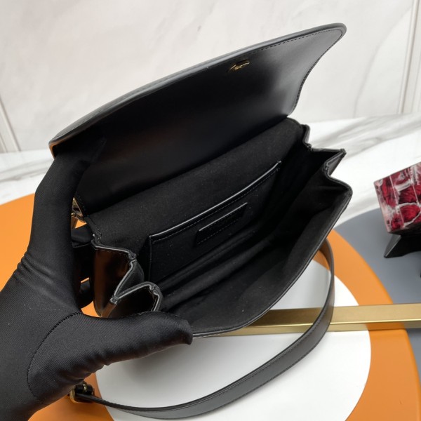 Handbags SAINT LAURENT 686742 size 23x17x4 cm