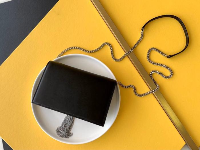 Handbags SAINT LAURENT 452159 size 19x12.5x4 cm