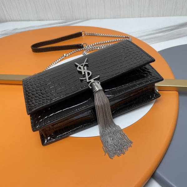 Handbags SAINT LAURENT 452159 size 19x12.5x4 cm