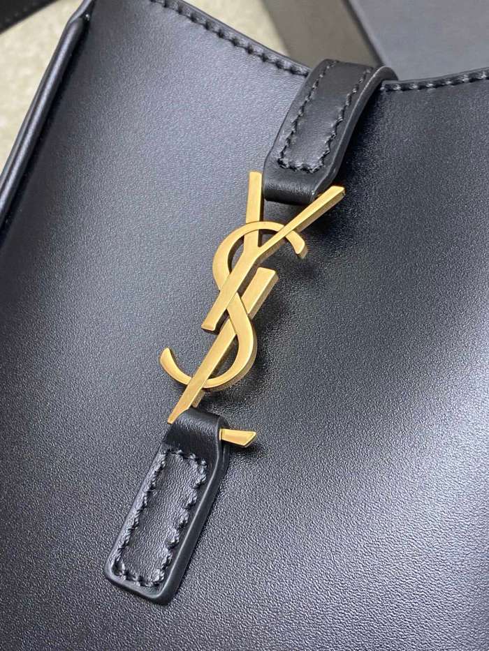 Handbags SAINT LAURENT 735214 size 18×13.5×3.5 cm