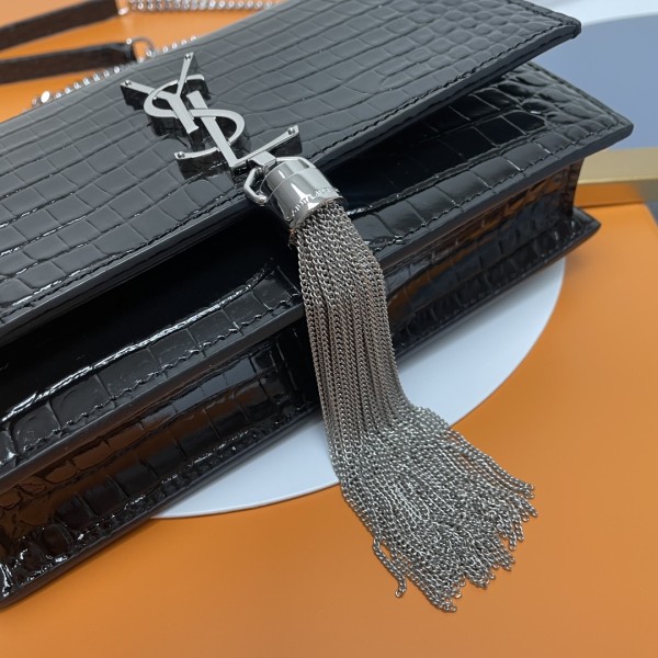 Handbags SAINT LAURENT 452159 size 19x12.5x4 cm