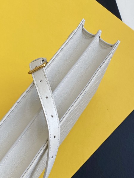 Handbags  SAINT LAURENT 668863 size 26×18×5 cm