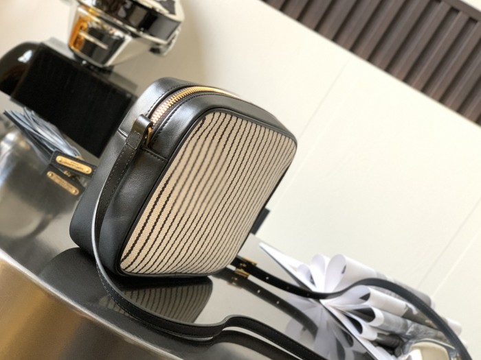 Handbags  SAINT LAURENT 520534  size 23x16x6 cm