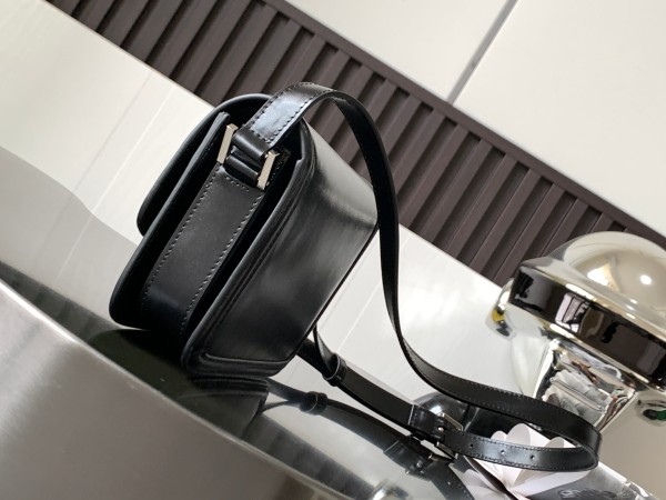 Handbags  SAINT LAURENT 634306 size 19×13×5 cm