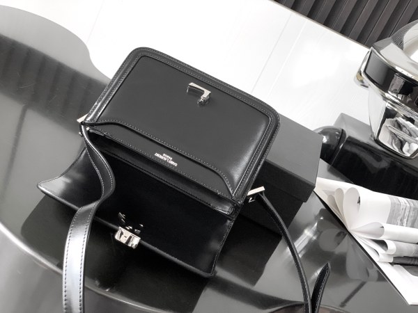 Handbags  SAINT LAURENT 634306 size 19×13×5 cm