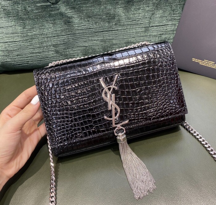 Handbags  SAINT LAURENT 469390 size 23x16x6 cm