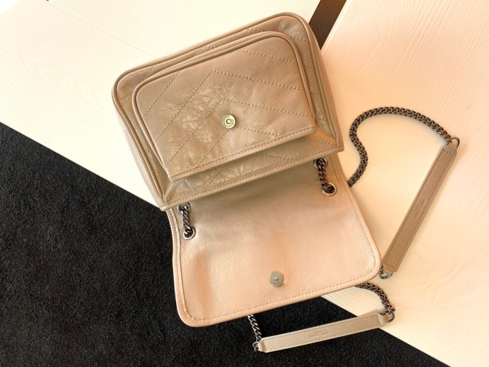 Handbags  SAINT LAURENT 520534 size 23x16x6 cm