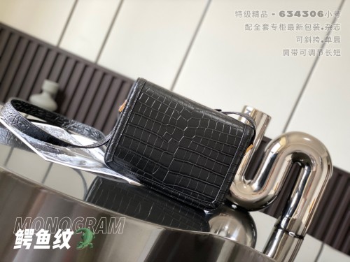 Handbags  SAINT LAURENT 634306 size 19x13x5 cm