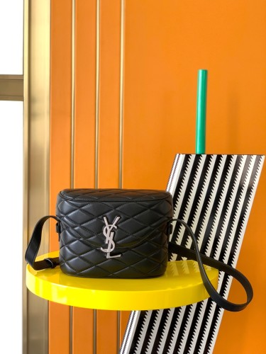 Handbags SAINT LAURENT 710080 size 19 X 15 X 8 cm