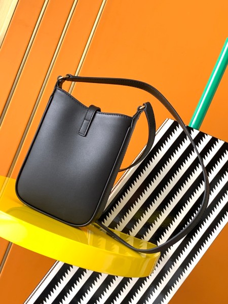 Handbags SAINT LAURENT 735214 size 18×13.5×3.5 cm