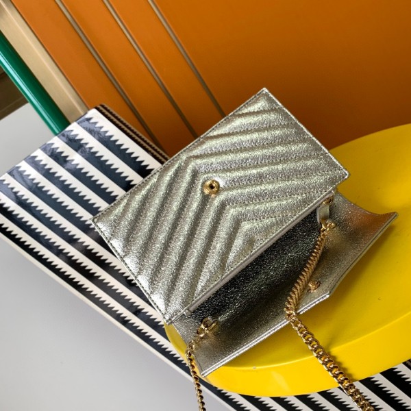 Handbags SAINT LAURENT 393953 size 19x11.5x4 cm