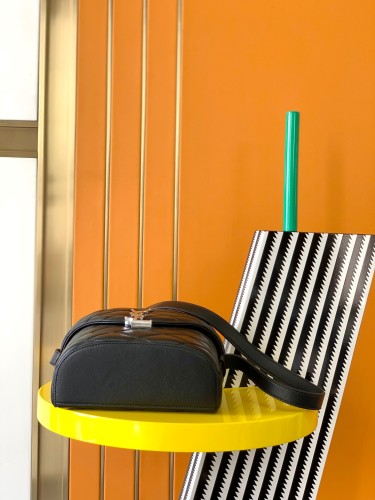 Handbags SAINT LAURENT 710080 size 19 X 15 X 8 cm