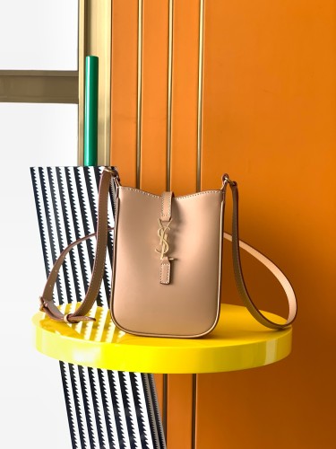 Handbags SAINT LAURENT 735214 size 18×13.5×3.5 cm