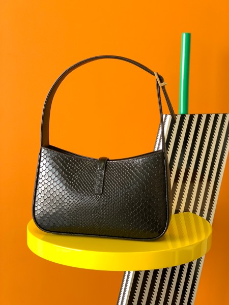 Handbags SAINT LAURENT 657228 size 24.5x16x6 cm