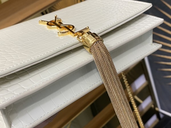 Handbags SAINT LAURENT 452159 size 19x12.5x4 cm