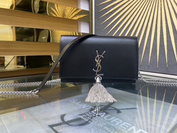 Handbags SAINT LAURENT 452159 size 19x12.5x4 cm