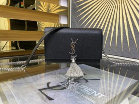 Handbags SAINT LAURENT 452159 size 19x12.5x4 cm