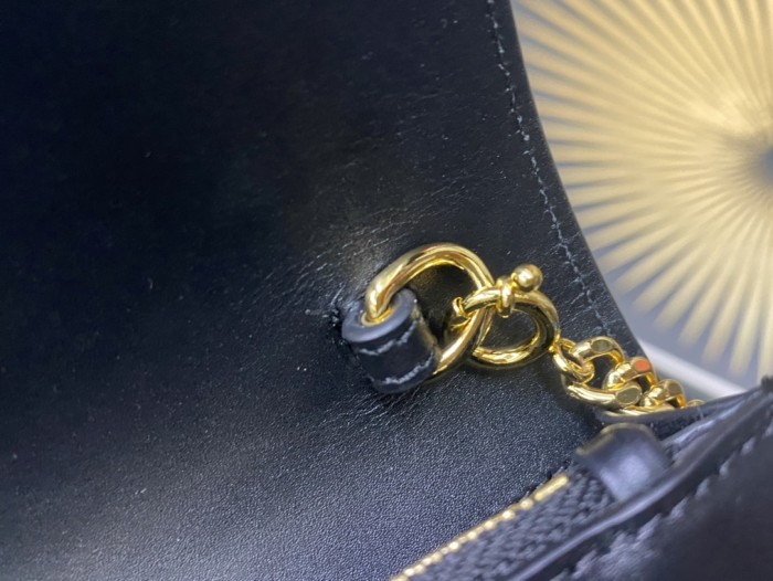 Handbags SAINT LAURENT 452159 size 19x12.5x4 cm