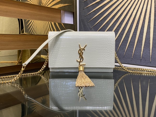 Handbags SAINT LAURENT 452159 size 19x12.5x4 cm