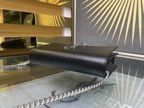 Handbags SAINT LAURENT 452159 size 19x12.5x4 cm