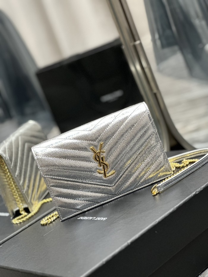 Handbags SAINT LAURENT 393953 size 19x11.5x4 cm