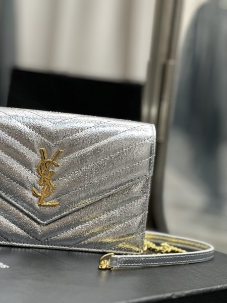 Handbags SAINT LAURENT 393953 size 19x11.5x4 cm