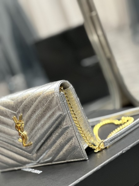 Handbags SAINT LAURENT 393953 size 19x11.5x4 cm